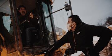 Tras las copiosas nevadas de la última semana, el equipo municipal redobló los esfuerzos, saliendo desde las 4 de la mañana para permitir que pueda funcionar el sistema de transporte público y para facilitar el tránsito en nuestras calles.