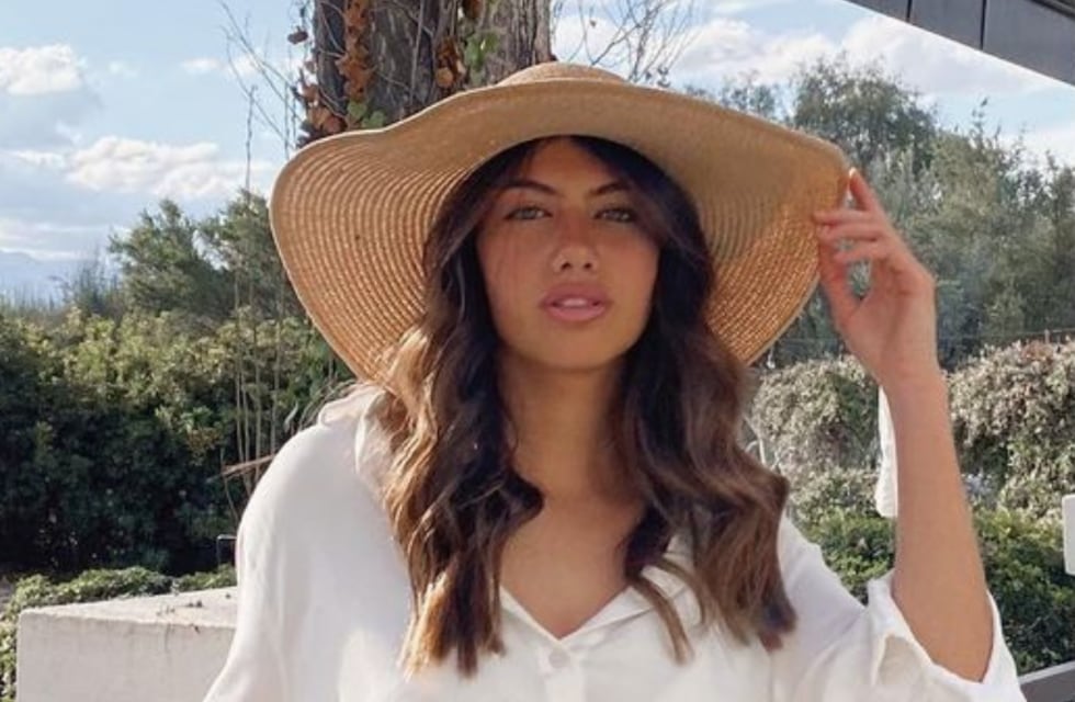 Agustina Pupich le hizo frente al frío con un top “underboob” y el jean abierto: “Día gris”