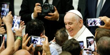 El papa Francisco volvió a encabezar una audiencia general a un mes de su operación