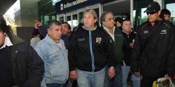 "El loco Tito" y sus compañeros, al arribar de Sudáfrica (Foto: Raimundo Viñuelas).