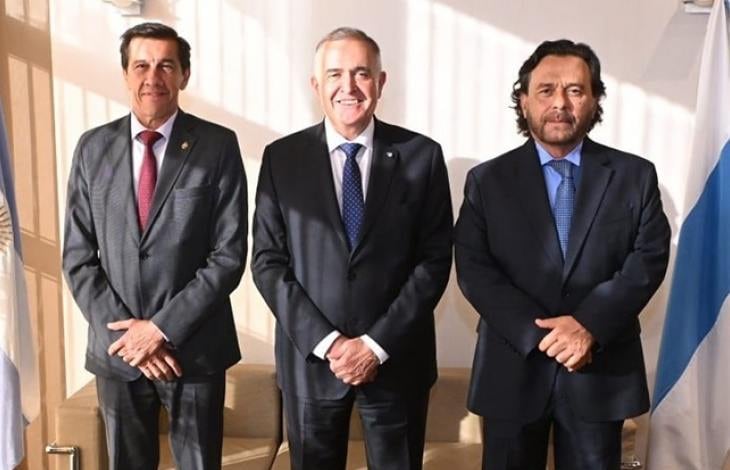 Los gobernadores Carlos Sadir (Jujuy), Osvaldo Jaldo (Tucumán) y Gustavo Sáenz (Salta) se encontraron en la capital tucumana para asistir a la jornada “Energía Cultivada. El Bioetanol en el Desarrollo del NOA”.