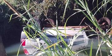 Producto de la caída del vehículo al arroyo, madre e hijo fallecieron ahogados.