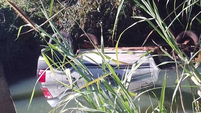 Producto de la caída del vehículo al arroyo, madre e hijo fallecieron ahogados.