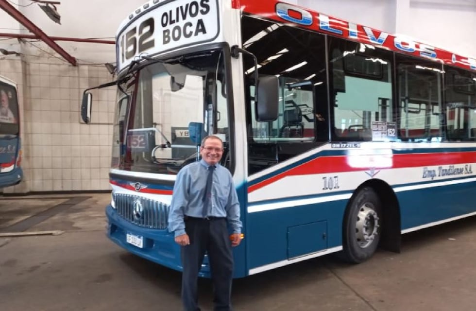 Viajar así, da placer: conoce la historia del colectivero viral de TikTok