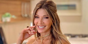 Desde el mar, Catherine Fulop encendió Instagram con una microbikini roja satinada.