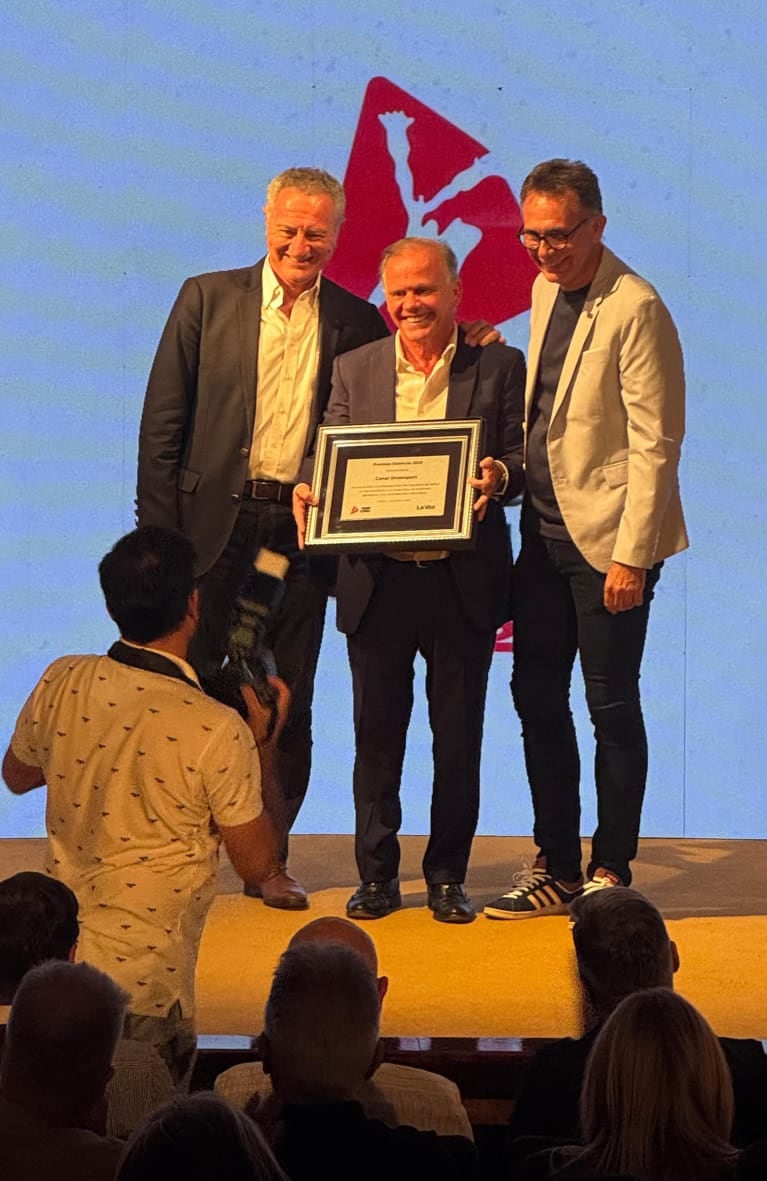 Premios Estímulo en La Voz, con plaqueta para canal Showsport pro sus 30 años.