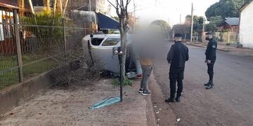 Alcohol al volante derivó en increíble vuelco en Oberá.