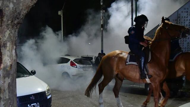 El duelo entre el Lobo y el Xeneize quedó suspendido por un enfrentamiento entre hichas y socios en las afueras del Bosque luego de que se cerraran las puertas por alcanzar el límite de capacidad. / Gentileza.