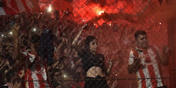Instituto ascendió a la Liga Profesional y su DT Bovaglio recibió un gran reconocimiento de los hinchas.