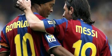El emotivo abrazo entre Messi y Ronaldinho en la previa del partido del PSG