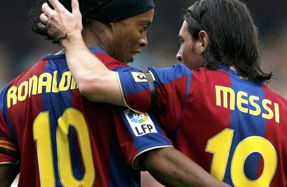 El emotivo abrazo entre Messi y Ronaldinho en la previa del partido del PSG