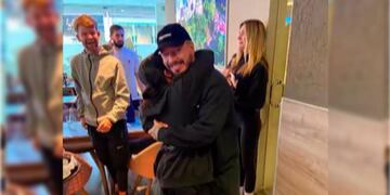 J. Balvin y Canderia en el bar.