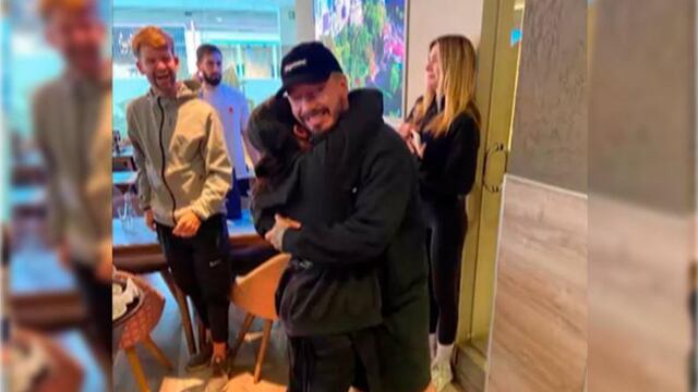 J. Balvin y Canderia en el bar.