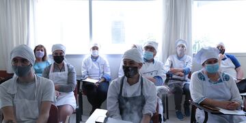 Mara Ruiz Malec visitó el Centro de Formación Laboral N°405 y destacó el trabajo en capacitación a los empleados gastronómicos.