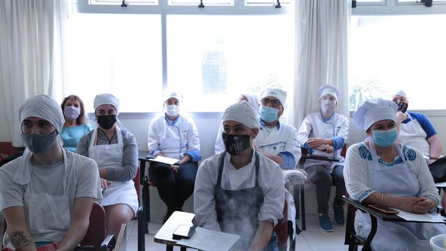 Mara Ruiz Malec visitó el Centro de Formación Laboral N°405 y destacó el trabajo en capacitación a los empleados gastronómicos.