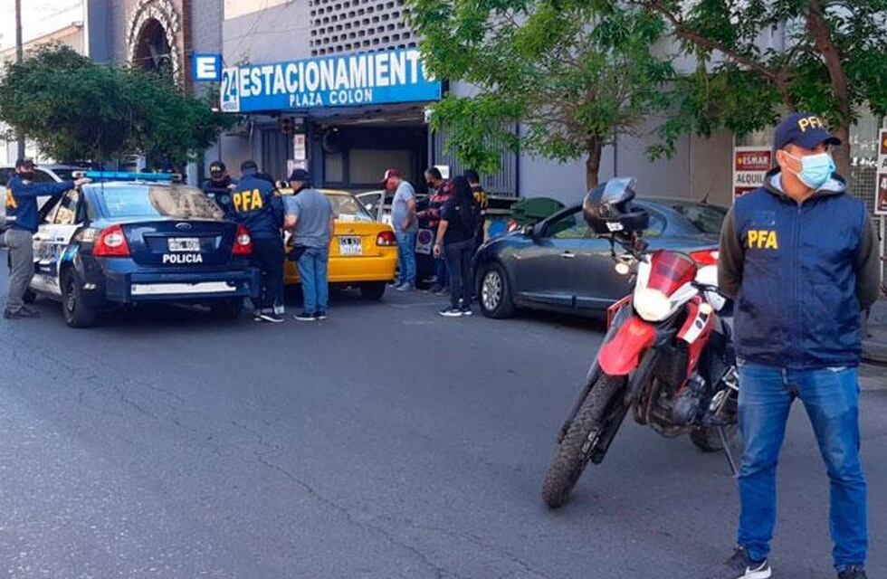 Atraparon en Plaza Colón a un chofer de taxi que usaba el auto para repartir droga