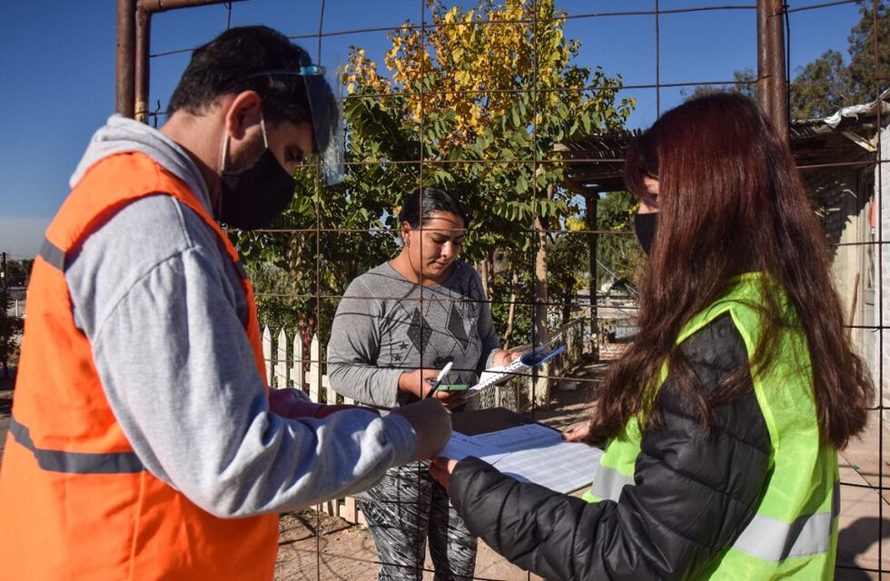 Vacunación Covid-19 en Mendoza: inscriben en barrios La Gloria y La Estanzuela