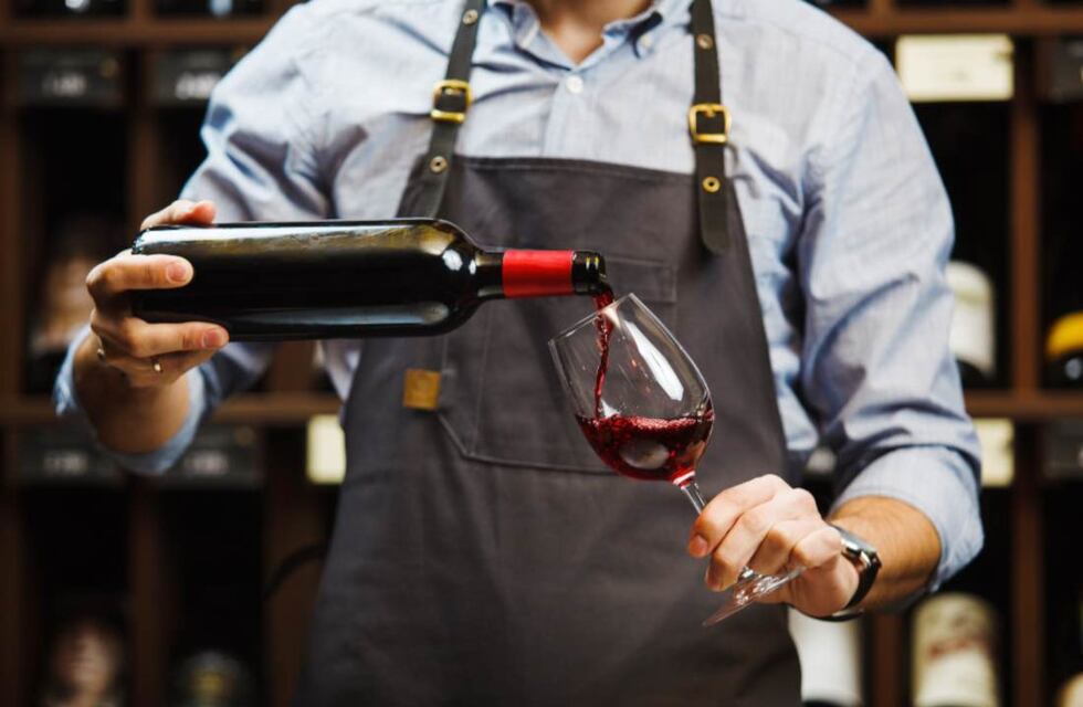Cómo abrir una botella de vino sin sacacorcho: el insólito truco viral