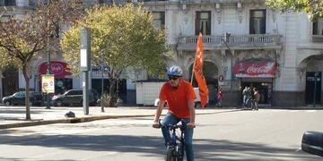 Fernado Schüle hace campaña proselitista en su bicicleta.