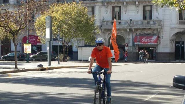 Fernado Schüle hace campaña proselitista en su bicicleta.