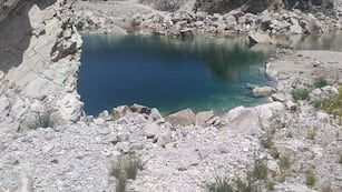 Laguna de aguas turquesas en Villa Yacanto.