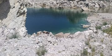 Laguna de aguas turquesas en Villa Yacanto.