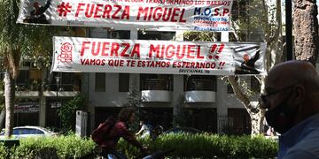 Pasacalles en apoyo a Miguel Lifschitz, internado por coronavirus. (@SebaGranata)