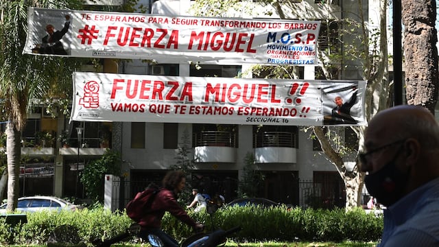 Pasacalles en apoyo a Miguel Lifschitz, internado por coronavirus. (@SebaGranata)