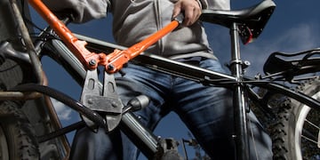 Cansado de que le roben la bicicleta, un herrero rosarino creó un ingenioso "sistema de seguridad".