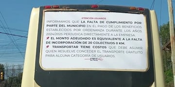Cruce entre la Municipalidad de Eldorado y la empresa de colectivos por carteles en las unidades.