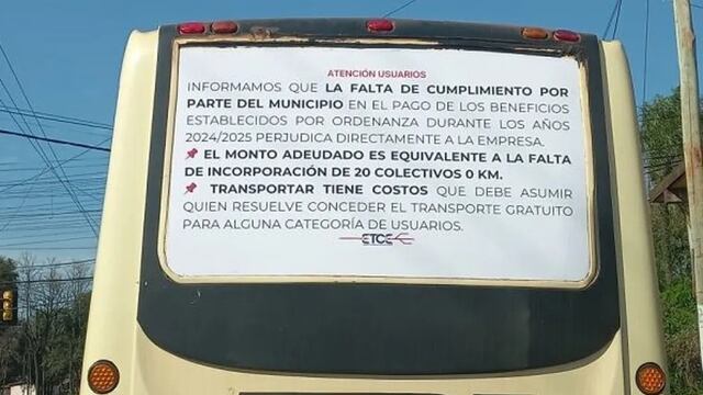 Cruce entre la Municipalidad de Eldorado y la empresa de colectivos por carteles en las unidades.