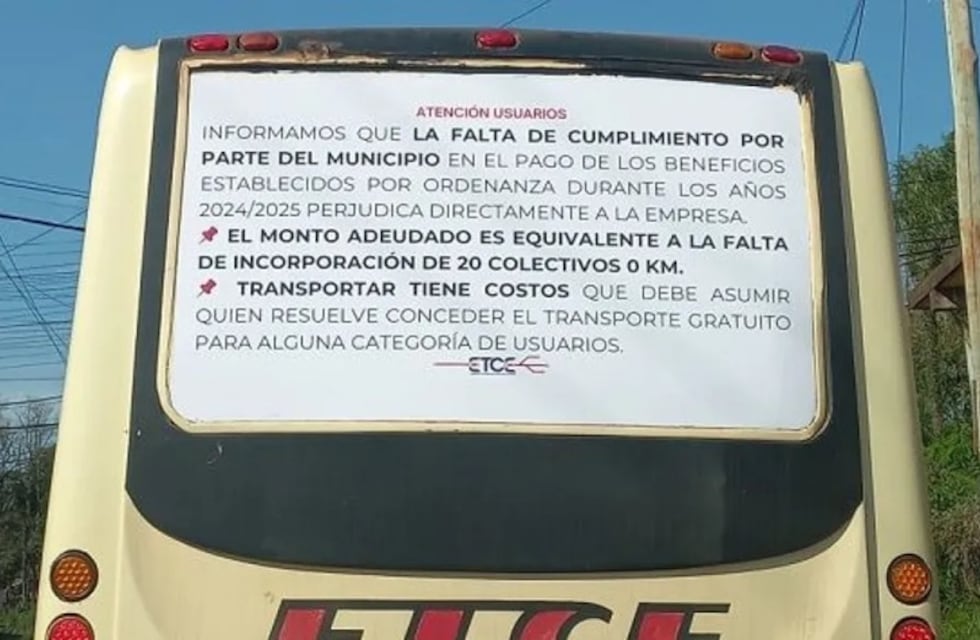 Cruce entre la Municipalidad de Eldorado y la empresa de colectivos por carteles en las unidades
