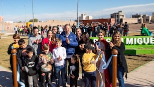 Stevanato sigue mejorando barrios de Maipú y esta vez fue el turno de los vecinos del barrio San Miguel, en Rodeo del Medio. Foto: Prensa Maipú