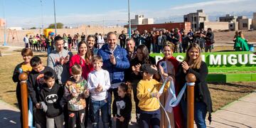 Stevanato sigue mejorando barrios de Maipú y esta vez fue el turno de los vecinos del barrio San Miguel, en Rodeo del Medio. Foto: Prensa Maipú