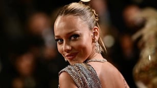 Bikini y saco corto: Ester Expósito impactó con toda su sensualidad al lucir un jugado look veraniego