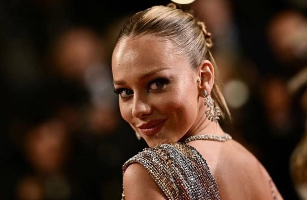 Ester Expósito impactó con toda su sensualidad al lucir un jugado look veraniego en microbikini