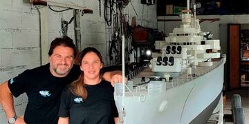 Sergio “Titi” Gammella creó una réplica de 8 metros navegable del Crucero General Belgrano.