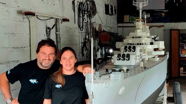Sergio “Titi” Gammella creó una réplica de 8 metros navegable del Crucero General Belgrano.