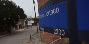 Ignacio Villagra fue encontrado en el suelo, inconsciente, en la calle Rayo Cortado al 2.200 de Córdoba. (José Gabriel Hernández / La Voz)