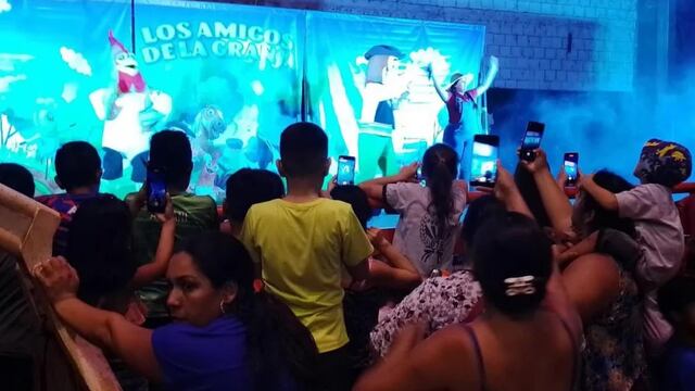 Niños de Puerto Libertad disfrutaron del show de los Amigos de la Granja de Zenón.
