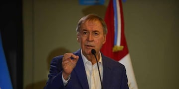 Juan Schiaretti Gobernador de Cordoba. Tendría dos semanas más de reposo después de ser operado.