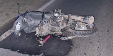 La moto de la joven quedó tendida en la ruta