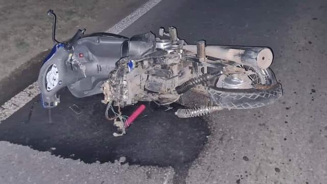 La moto de la joven quedó tendida en la ruta