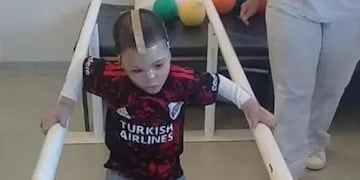 Tahiel tenía 3 años cuando una casa explotó y el 60% de su cuerpo se quemó. Seis meses después volvió a caminar y continua su batalla para recuperarse.