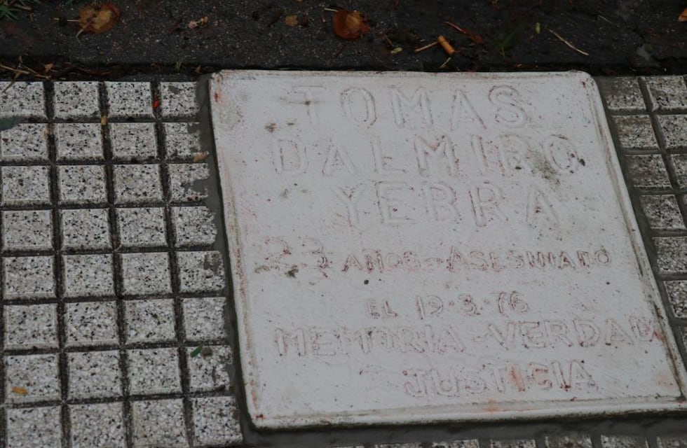 Tres Arroyos, inauguración de Baldosas por la Memoria de los desparecidos y proyección de documentales