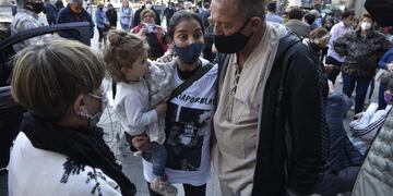 En el homenaje a Solange Musse, a un año de su muerte, su padre Pablo es reconfortado por la mamá de Blas Correas (Facundo Luque / La Voz).