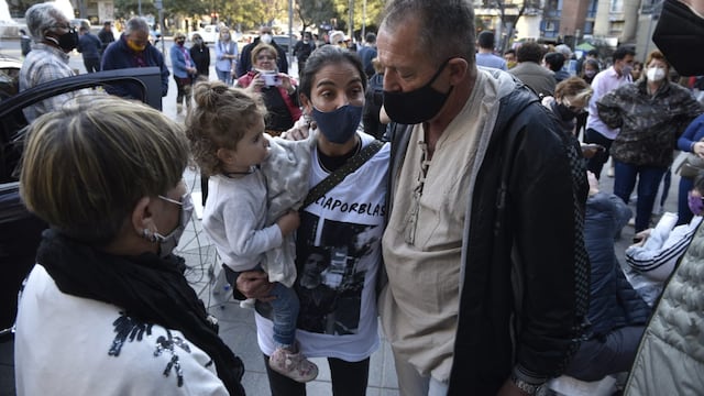 En el homenaje a Solange Musse, a un año de su muerte, su padre Pablo es reconfortado por la mamá de Blas Correas (Facundo Luque / La Voz).