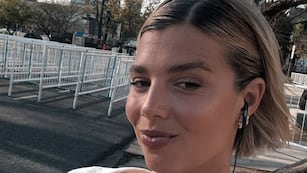 Sara Sklate, la periodista de River, apostó por un look playero y deslumbró con un traje de baño en color azul