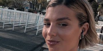 Sara Sklate, la periodista de River, apostó por un look playero y deslumbró con un traje de baño en color azul