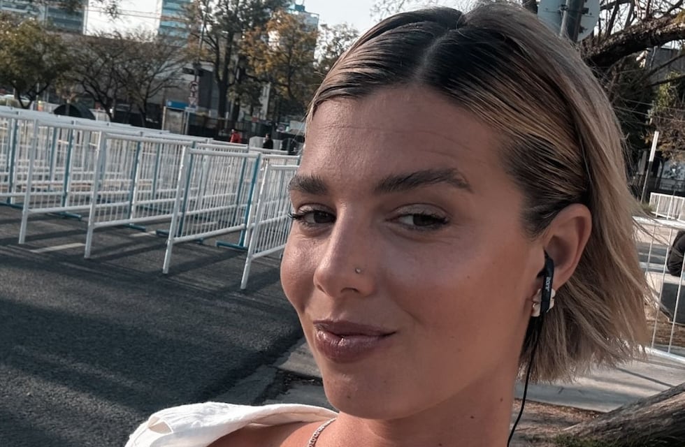 Sara Sklate, la periodista de River, apostó por un look playero y deslumbró con un traje de baño en color azul